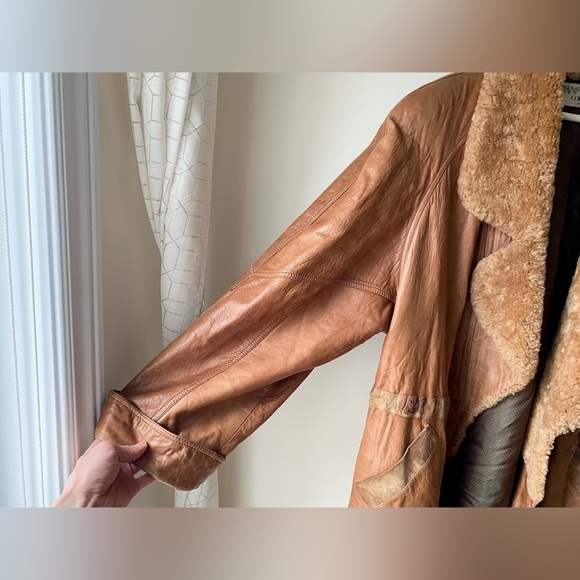 Vintage leather suede shearling coat with picture on back suede - Picture 8 of 16